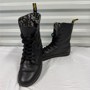 Dr. Martens Women's Floral Lined Black Leather Stratford
Lace-Up Boots Sz 8